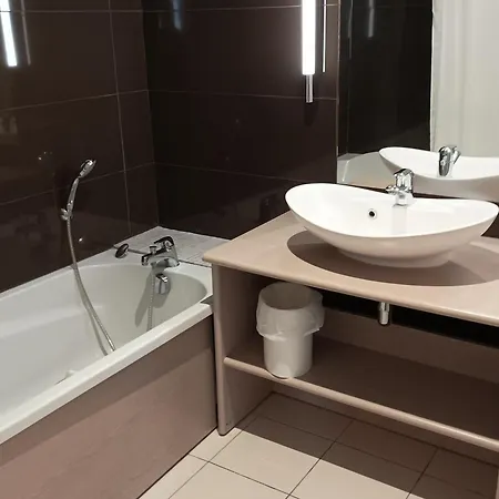 T2 Dans Chateau Avec Piscine Et Sauna - Jausiers, 4 Pers, 35m² - Fr-1-165b-36 Jausiers